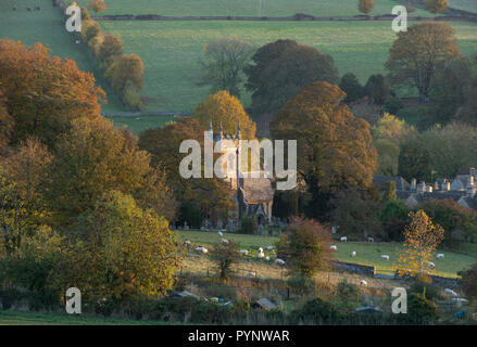 Herbst Morgen bei Sonnenaufgang mit Blick auf die St. Peters Kirche in Upper Slaughter. Cotswolds, Gloucestershire, England Stockfoto