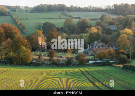 Herbst Morgen bei Sonnenaufgang mit Blick auf die cotswold Dorf Upper Slaughter, Cotswolds, Gloucestershire, England Stockfoto