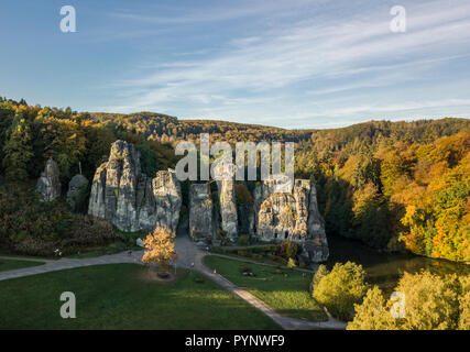 Externsteine Felsformationen, die auch als deutsche Stonehenge, im Herbst Stockfoto