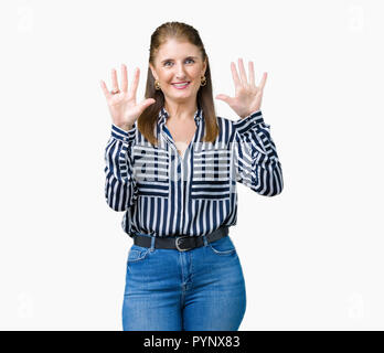 Mittleres Alter reifen Unternehmens Frau über isolierte Hintergrund angezeigt und zeigen mit den Fingern Nummer zehn, während lächelte zuversichtlich und fröhlich. Stockfoto