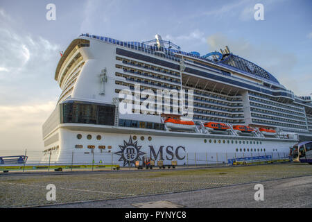 Lissabon, Portugal - MSC Meraviglia angedockt am Hafen. Stockfoto