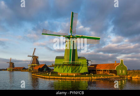 Gut erhaltene historische Windmühlen in der "Zaanse Schans" in Zaandam Stockfoto