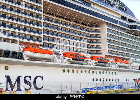 Lissabon, Portugal - MSC Meraviglia angedockt am Hafen. Stockfoto