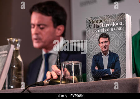 Manuel Valls ist bei einer Pressekonferenz sein neuestes Buch Präsentation gesehen. Manuel Valls, in Barcelona und der ehemalige französische Premierminister geboren, und zu der Zeit als Kandidat für den Stadtrat von Barcelona, präsentiert sein neuestes Buch mit dem Titel "Barcelona", ich kehre nach Hause'. Stockfoto