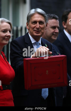 London, Großbritannien./29. Oktober, 2018. Philip Hammond, der Schatzkanzler, mit Liz Truss MP auf der linken Seite, hält das rote Budget box externe Nummer 11 Downing Street, bevor sein Budget Rede im Unterhaus auf den Haushalt Tag, Downing Street, London, Großbritannien, 29. Oktober 2018. Credit: Paul Marriott/Alamy leben Nachrichten Stockfoto