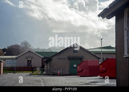 Brechin, Angus, Schottland, Großbritannien. 29. Oktober, 2018. Um 11.15 heute morgen (29. Oktober 2018) brach ein Feuer auf dem Dach des X-ray Abt. Stracathro Krankenhaus, Brechin, Angus, Schottland. Das Feuer wurde gedacht, auf einem flachen Dach in Reparatur gestartet wurde, bevor sie in das Dach zu haben. Patienten und Mitarbeiter wurden von der OP-Einheit, die Häuser der X-ray Abt. und in einem separaten Lern- und Bildungszentrum am Standort übertragen evactuated. Credit: Photog 1/Alamy leben Nachrichten Stockfoto