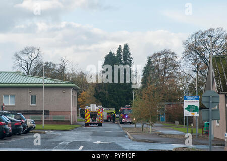 Brechin, Angus, Schottland, Großbritannien. 29. Oktober, 2018. Um 11.15 heute morgen (29. Oktober 2018) brach ein Feuer auf dem Dach des X-ray Abt. Stracathro Krankenhaus, Brechin, Angus, Schottland. Das Feuer wurde gedacht, auf einem flachen Dach in Reparatur gestartet wurde, bevor sie in das Dach zu haben. Patienten und Mitarbeiter wurden von der OP-Einheit, die Häuser der X-ray Abt. und in einem separaten Lern- und Bildungszentrum am Standort übertragen evactuated. Credit: Photog 1/Alamy leben Nachrichten Stockfoto