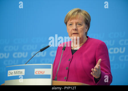 Berlin, Deutschland. 29 Okt, 2018. Die deutsche Bundeskanzlerin Angela Merkel besucht eine Pressekonferenz im Hauptsitz der Christlich Demokratischen Union (CDU) in Berlin, Hauptstadt der Bundesrepublik Deutschland, am Okt. 29, 2018. Die deutsche Bundeskanzlerin Angela Merkel sagte am Montag, dass sie nicht für eine weitere Amtszeit als Bundeskanzler im Jahr 2021, wenn der Aktuelle Amtszeit endet. Credit: Lian zhen/Xinhua/Alamy leben Nachrichten Stockfoto