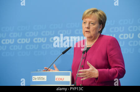 Berlin, Deutschland. 29 Okt, 2018. Die deutsche Bundeskanzlerin Angela Merkel besucht eine Pressekonferenz im Hauptsitz der Christlich Demokratischen Union (CDU) in Berlin, Hauptstadt der Bundesrepublik Deutschland, am Okt. 29, 2018. Die deutsche Bundeskanzlerin Angela Merkel sagte am Montag, dass sie nicht für eine weitere Amtszeit als Bundeskanzler im Jahr 2021, wenn der Aktuelle Amtszeit endet. Credit: Lian zhen/Xinhua/Alamy leben Nachrichten Stockfoto