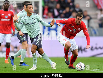 Mainz, Deutschland. 27 Okt, 2018. Fussball: Bundesliga, FSV Mainz 05 vs FC Bayern München, 9. Spieltag. Stefan Bell aus Mainz gegen Thiago von Bayern München. Credit: Torsten Silz/dpa/Alamy leben Nachrichten Stockfoto