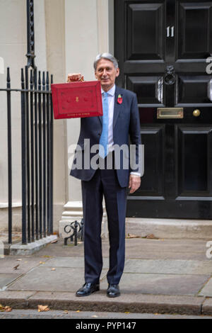 London, 19. Oktober 2018, Philip Hammond MP PC, Schatzkanzler, mit seinem Budget Box am 11 Downing Street, London vor seinem Haushalt 2018. Kredit Ian Davidson/Alamy leben Nachrichten Stockfoto