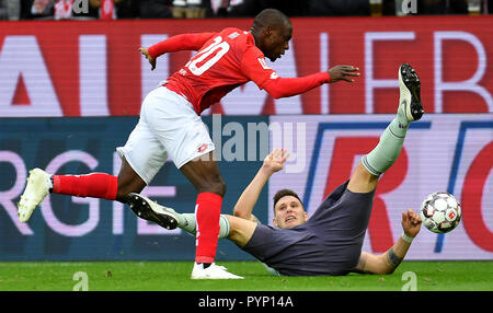 Mainz, Deutschland. 27 Okt, 2018. Fussball: Bundesliga, FSV Mainz 05 vs FC Bayern München, 9. Spieltag. Anthony Ujah aus Mainz gegen Niklas Suele von Bayern München. Credit: Torsten Silz/dpa/Alamy leben Nachrichten Stockfoto