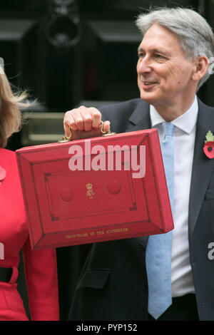 London, Großbritannien. 29. Oktober 2018. Schatzkanzler Philip Hammond Lamellen außerhalb 11 Downing Street vor dem Parlament der letzte Haushalt vor der Brexit mit Versprechungen zu Ende Sparmaßnahmen und die Erhöhung der öffentlichen Ausgaben Credit: Amer ghazzal/Alamy Leben Nachrichten vorhanden Stockfoto