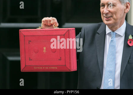 London, Großbritannien. 29. Oktober 2018. Schatzkanzler Philip Hammond Blätter präsentiert der letzte Haushalt vor Brexit außerhalb 11 Downing Street mit Versprechungen Sparkurs zu beenden und die öffentlichen Ausgaben Credit: Amer ghazzal/Alamy Leben Nachrichten erhöhen Stockfoto