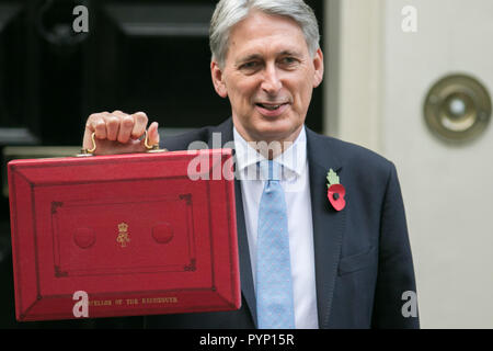 London, Großbritannien. 29. Oktober 2018. Schatzkanzler Philip Hammond Blätter präsentiert der letzte Haushalt vor Brexit außerhalb 11 Downing Street mit Versprechungen Sparkurs zu beenden und die öffentlichen Ausgaben Credit: Amer ghazzal/Alamy Leben Nachrichten erhöhen Stockfoto