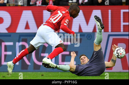 Mainz, Deutschland. 27 Okt, 2018. Fussball: Bundesliga, FSV Mainz 05 vs FC Bayern München, 9. Spieltag. Anthony Ujah aus Mainz gegen Niklas Suele von Bayern München. Credit: Torsten Silz/dpa/Alamy leben Nachrichten Stockfoto