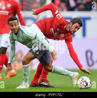 Mainz, Deutschland. 27 Okt, 2018. Fussball: Bundesliga, FSV Mainz 05 vs FC Bayern München, 9. Spieltag. Daniel Brosinski aus Mainz gegen Thiago von Bayern München. Credit: Torsten Silz/dpa/Alamy leben Nachrichten Stockfoto