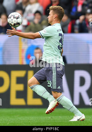 Mainz, Deutschland. 27 Okt, 2018. Fussball: Bundesliga, FSV Mainz 05 vs FC Bayern München, 9. Spieltag. Anthony Ujah aus Mainz gegen Joshua Kimmich von Bayern München. Credit: Torsten Silz/dpa/Alamy leben Nachrichten Stockfoto