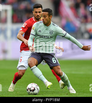 Mainz, Deutschland. 27 Okt, 2018. Fussball: Bundesliga, FSV Mainz 05 vs FC Bayern München, 9. Spieltag. Danny Latza aus Mainz gegen Thiago von Bayern München. Credit: Torsten Silz/dpa/Alamy leben Nachrichten Stockfoto