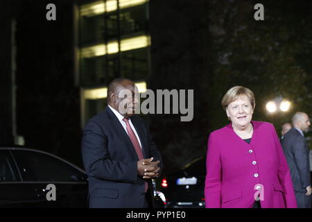 Berlin, Deutschland. 29. Oktober, 2018. Bundeskanzlerin Angela Merkel und der Präsident von Südafrika, Cyril Ramaphosa, an der Rezeption im Innenhof der Bundeskanzlei. Bild: Sao Struck/Alamy leben Nachrichten Stockfoto