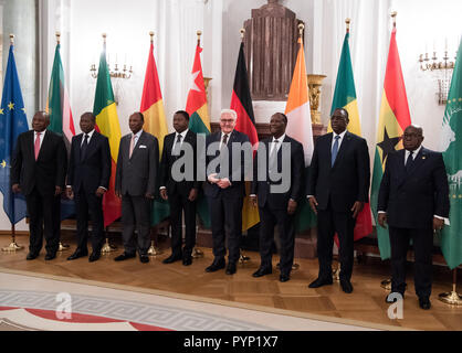 29 Oktober 2018, Berlin: Deutsche Präsident Frank-Walter Steinmeier (4. von rechts) und den Staats- und Regierungschefs aus Afrika südlich der Sahara (nach rechts) Cyril Ramaphosa, Präsident von Südafrika, Patrice Talon, Präsident der Republik Benin, Alpha Condé, der Präsident der Republik Guinea, Faure Essozimna Gnassingbé, Präsident der Republik Togo, Alassane Ouattara, Präsident der Elfenbeinküste Macky Sall, Präsident der Republik Senegal, und Nana Addo Dankwa Akufo-Addo, Präsident der Republik Ghana, Konferenz im Schloss Bellevue für ein Gruppenfoto vor dem Abendessen am Th links Stockfoto