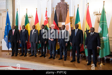 29 Oktober 2018, Berlin: Deutsche Präsident Frank-Walter Steinmeier (4. von rechts) und den Staats- und Regierungschefs aus Afrika südlich der Sahara (nach rechts) Cyril Ramaphosa, Präsident von Südafrika, Patrice Talon, Präsident der Republik Benin, Alpha Condé, der Präsident der Republik Guinea, Faure Essozimna Gnassingbé, Präsident der Republik Togo, Alassane Ouattara, Präsident der Elfenbeinküste Macky Sall, Präsident der Republik Senegal, und Nana Addo Dankwa Akufo-Addo, Präsident der Republik Ghana, Konferenz im Schloss Bellevue für ein Gruppenfoto vor dem Abendessen am Th links Stockfoto