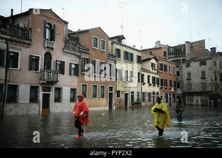 Venedig, Italien. 29. Oktober, 2018. Touristen tragen Ponchos und wellies Spaziergang in hohem Wasser während der außergewöhnlichen Acqua Alta - Flut Hochwasser in Venedig, Italien am 29. Oktober 2018. 70% der Lagunenstadt hat von Waters rising 149 Zentimeter über dem Meeresspiegel überflutet worden. Credit: Piero Cruciatti/Alamy leben Nachrichten Stockfoto