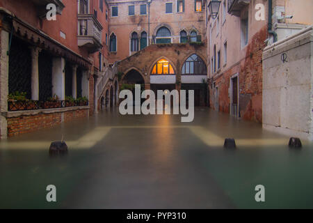 Venedig, Italien. 29. Oktober, 2018. Hohe Wasser deckt einen Platz in der Nähe von Canal am 29. Oktober 2018, in Venedig, Italien. Aufgrund der außergewöhnlichen Höhe der 'acqua alta' oder 'Flut', die heute 156 cm erreicht, venezianischen Schulen und Krankenhäuser wurden von den Behörden geschlossen, und die Bürger waren gegen Verlassen ihrer Wohnungen beraten. Diese Ebene der Flut hat im Jahr 1979 erreicht. © Simone Padovani/Erwachen/Alamy leben Nachrichten Stockfoto