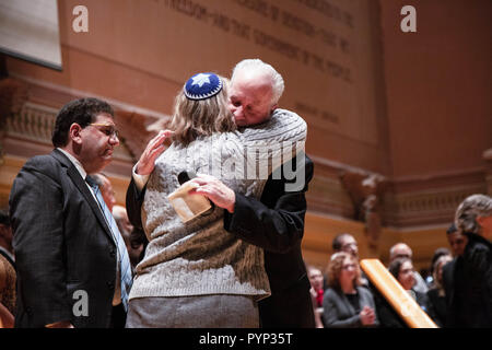 Pittsburgh, USA. 28 Okt, 2018. Rabbiner Jeffrey Myers vom Baum des Lebens/oder L imcha Gemeinde umarmt Rabbi Cheryl Klein von der Gemeinde Dor Hadash. In Pittsburgh, Pennsylvania, Tausende kamen zusammen, um den Verlust der Baum des Lebens Synagoge schießen in Squirrel Hill, wo 11 Kongregationsmitglieder getötet und sechs Verletzte zu beklagen. Die tödlichste Angriff auf die Juden in der Geschichte der Vereinigten Staaten. Interreligiöse Führer in die Tausende ihre Solidarität zu zeigen und die Stimme ihre Liebe und Einheit für alle Menschen, unabhängig von Rasse und Religion. Die mahnwache wurde auf die Soldaten & Sail statt Stockfoto