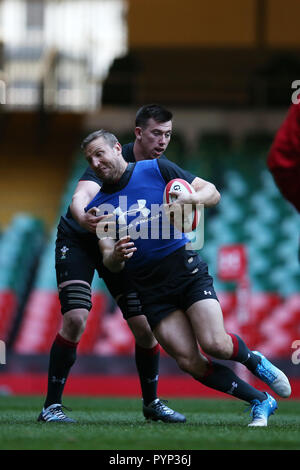 Cardiff, Großbritannien. 29 Okt, 2018. Hadleigh Parkes von Wales in Aktion. Wales Rugby Team Training im Fürstentum Stadium in Cardiff, South Wales am Montag, den 29. Oktober 2018. Das Team der Vorbereitung für ihre erste Herbst internationale Reihe Match gegen Schottland dieses Wochenende sind. pic von Andrew Obstgarten/Alamy leben Nachrichten Stockfoto