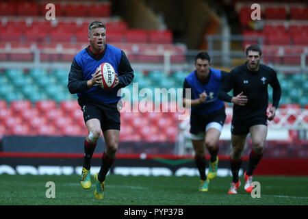 Cardiff, Großbritannien. 29 Okt, 2018. Gareth Anscombe von Wales in Aktion. Wales Rugby Team Training im Fürstentum Stadium in Cardiff, South Wales am Montag, den 29. Oktober 2018. Das Team der Vorbereitung für ihre erste Herbst internationale Reihe Match gegen Schottland dieses Wochenende sind. pic von Andrew Obstgarten/Alamy leben Nachrichten Stockfoto