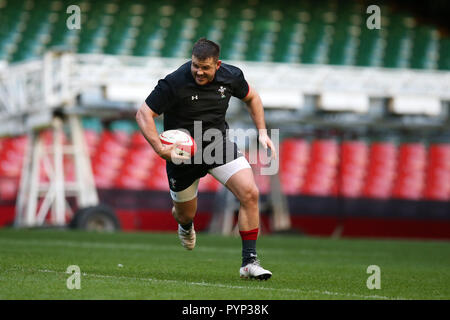 Cardiff, Großbritannien. 29 Okt, 2018. Rob Evans von Wales in Aktion. Wales Rugby Team Training im Fürstentum Stadium in Cardiff, South Wales am Montag, den 29. Oktober 2018. Das Team der Vorbereitung für ihre erste Herbst internationale Reihe Match gegen Schottland dieses Wochenende sind. pic von Andrew Obstgarten/Alamy leben Nachrichten Stockfoto