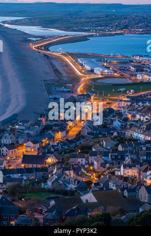 Portland, Dorset, Großbritannien. 29. Oktober 2018. UK Wetter: Blick über die Dächer von Portland, Chesil Beach und die Flotte auf einem sehr kühlen Herbstabend. Die Straßen von Portland unten Leuchten in der Abenddämmerung fällt. Credit: Celia McMahon/Alamy leben Nachrichten Stockfoto