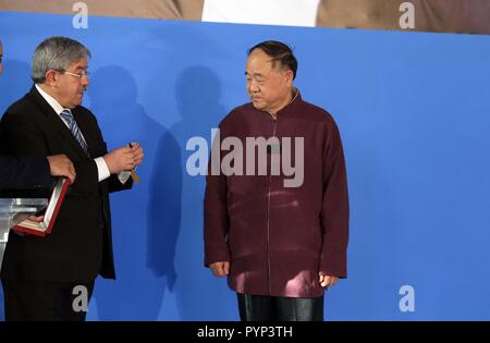 Algier. 29 Okt, 2018. Algerische Premierminister Ahmed Ouyahia (L) Auszeichnungen der nationalen Verdienstorden Medaille zu chinesischen Nobelpreisträger Mo Yan in Algier, Algerien, am Okt. 29, 2018. Algerien am Montag vergeben Chinesische Nobelpreisträger Mo Yan mit dem nationalen Verdienstorden Medal' El Athir" zu Ehren von ihm und die chinesische Kultur. Quelle: Xinhua/Alamy leben Nachrichten Stockfoto