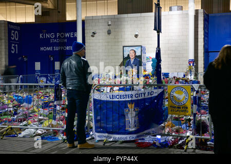 Leicester, Großbritannien. 29 Okt, 2018. Fans legen Blumen an der beleuchteten Leicester City Football Ground, nachdem der Besitzer in seinem Hubschrauber getötet wurde. Credit: Robin Palmer/Alamy leben Nachrichten Stockfoto