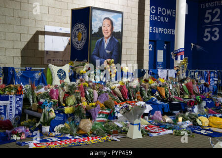 Leicester, Großbritannien. 29 Okt, 2018. Fans legen Blumen an der beleuchteten Leicester City Football Ground, nachdem der Besitzer in seinem Hubschrauber getötet wurde. Credit: Robin Palmer/Alamy leben Nachrichten Stockfoto