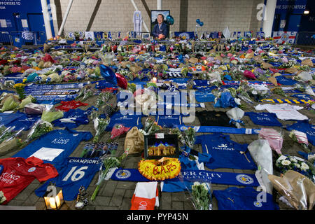 Leicester, Großbritannien. 29 Okt, 2018. Fans legen Blumen an der beleuchteten Leicester City Football Ground, nachdem der Besitzer in seinem Hubschrauber getötet wurde. Credit: Robin Palmer/Alamy leben Nachrichten Stockfoto