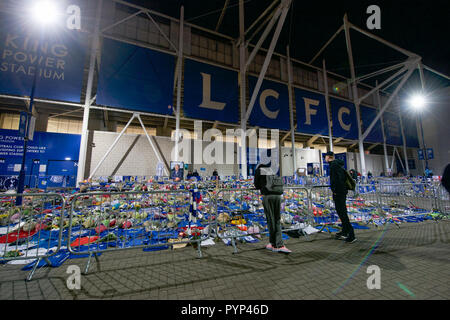 Leicester, Großbritannien. 29 Okt, 2018. Fans legen Blumen an der beleuchteten Leicester City Football Ground, nachdem der Besitzer in seinem Hubschrauber getötet wurde. Credit: Robin Palmer/Alamy leben Nachrichten Stockfoto