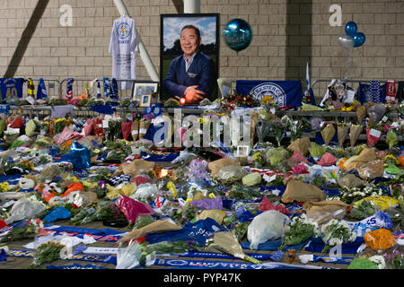 Leicester, Großbritannien. 29 Okt, 2018. Fans legen Blumen an der beleuchteten Leicester City Football Ground, nachdem der Besitzer in seinem Hubschrauber getötet wurde. Credit: Robin Palmer/Alamy leben Nachrichten Stockfoto