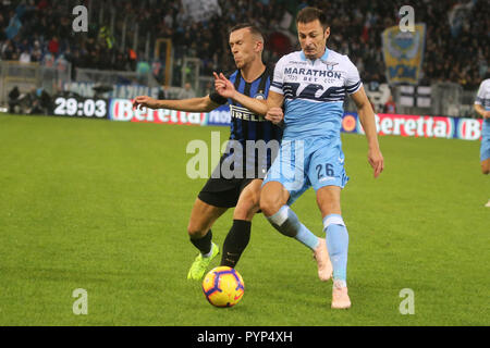 Rom, Italien. 29 Okt, 2018. Italienische Serie A Fussball Spiel SS Lazio - FC Internazionale am Olympiastadion in Foto Stefan Radu und Ivan Perisic in Aktion Quelle: Antonio Balasco/Alamy leben Nachrichten Stockfoto