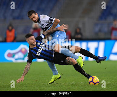 Rom. 29 Okt, 2018. FC Inter Mauro Icardi (unten) Mias mit Latium von Francesco Acerbi während der Serie 2018-2019 ein Fußballspiel zwischen dem FC Inter und Lazio in Rom, Italien, 29.10.2018. FC Inter gewann 3-0. Credit: Alberto Lingria/Xinhua/Alamy leben Nachrichten Stockfoto