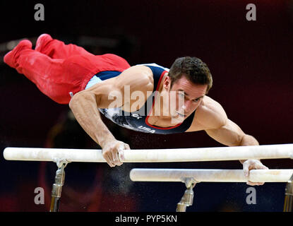 Doha, Katar. 29 Okt, 2018. Samuel Mikulak der Vereinigten Staaten führt auf der parallelen Balken während der Männer Team Finale bei den 2018 Abb. Gymnastics Championships in Doha, der Hauptstadt von Katar, Okt. 29, 2018. Credit: Nikku/Xinhua/Alamy leben Nachrichten Stockfoto