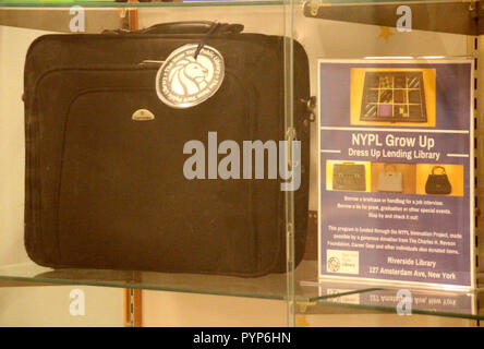 New York, USA. 29 Okt, 2018. Ein Computer Tasche für Darlehen hinter Glas in einem Zweig der New York City Library NYPL. Die Niederlassung hat vor Kurzem begonnen, Ausrüstung für Vorstellungsgespräche zur Verfügung zu stellen. Credit: Christina Horsten/dpa/Alamy leben Nachrichten Stockfoto