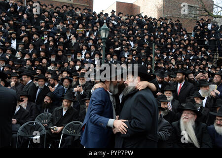 NEW YORK, NEW YORK - November 20: Tausende Rabbiner posieren für ein Gruppenfoto vor der Chabad-Lubavitch Welt HQ in Brooklyn, NY Am 19. November 2017 in New York City. Personen: Rabbiner Stockfoto