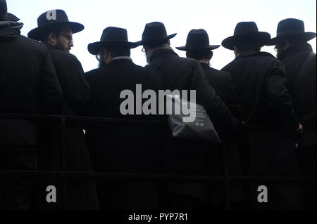 NEW YORK, NEW YORK - November 20: Tausende Rabbiner posieren für ein Gruppenfoto vor der Chabad-Lubavitch Welt HQ in Brooklyn, NY Am 19. November 2017 in New York City. Personen: Rabbiner Stockfoto