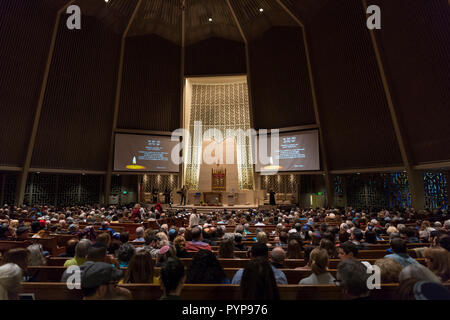 Seattle, USA. 29 Okt, 2018. Seattle, Washington: Tausende Menschen versammelten sich zu einer Mahnwache und interreligiöse Gebet im Tempel De Hirsch Sinai in Capitol Hill der Opfer des Amoklaufs im Baum des Lebens Synagoge in Pittsburgh zu trauern. Credit: Paul Christian Gordon/Alamy leben Nachrichten Stockfoto