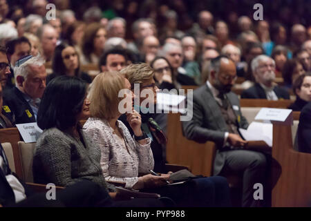 Seattle, USA. 29 Okt, 2018. Seattle, Washington: Bürgermeisterin Jenny Durkan (Mitte) und repräsentative Pramila Jayapal (links) eine Mahnwache an der Temple de Hirsch Sinai teilnehmen. Tausende Menschen versammelten sich für die Opfer des Amoklaufs im Baum des Lebens Synagoge in Pittsburgh zu trauern. Credit: Paul Christian Gordon/Alamy leben Nachrichten Stockfoto