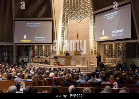 Seattle, USA. 29 Okt, 2018. Seattle, Washington: Washington Gouverneur Jay Inslee spricht während einer Mahnwache an der Temple de Hirsch Sinai. Tausende in Capitol Hill versammelt ist, um die Opfer des Amoklaufs im Baum des Lebens Synagoge in Pittsburgh zu trauern. Credit: Paul Christian Gordon/Alamy leben Nachrichten Stockfoto