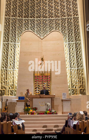 Seattle, USA. 29 Okt, 2018. Seattle, Washington: Washington Gouverneur Jay Inslee spricht während einer Mahnwache an der Temple de Hirsch Sinai. Tausende in Capitol Hill versammelt ist, um die Opfer des Amoklaufs im Baum des Lebens Synagoge in Pittsburgh zu trauern. Credit: Paul Christian Gordon/Alamy leben Nachrichten Stockfoto