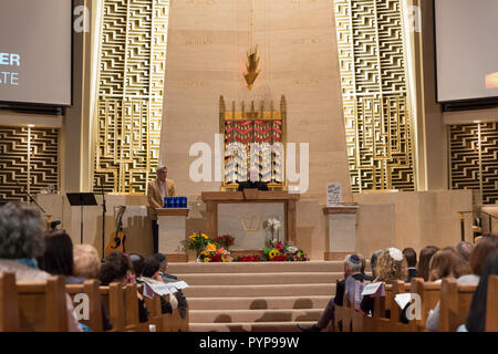 Seattle, USA. 29 Okt, 2018. Seattle, Washington: Vater Michael Ryan, aus Seattle's St. James Cathedral, spricht während einer Mahnwache an der Temple de Hirsch Sinai. Tausende in Capitol Hill versammelt ist, um die Opfer des Amoklaufs im Baum des Lebens Synagoge in Pittsburgh zu trauern. Tausende versammeln sich für eine Gemeinschaft Mahnwache in Seattle die Opfer der Pittsburgh Synagoge schießen zu trauern. Credit: Paul Christian Gordon/Alamy leben Nachrichten Stockfoto